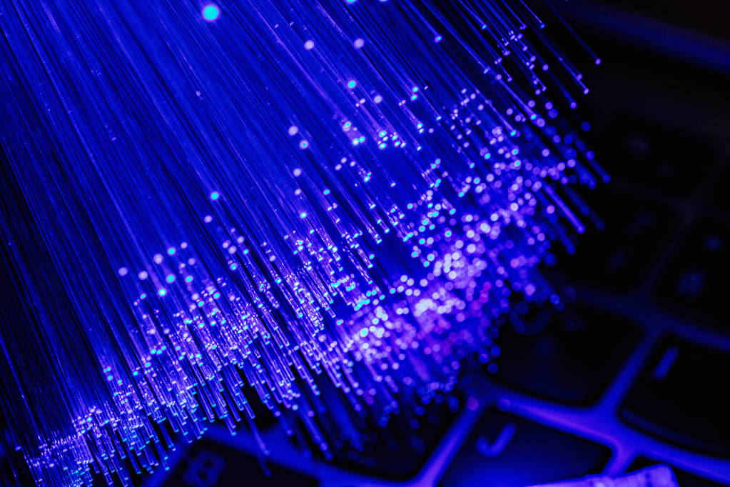 器件到整机垂直集成能力的光纤激光器研发