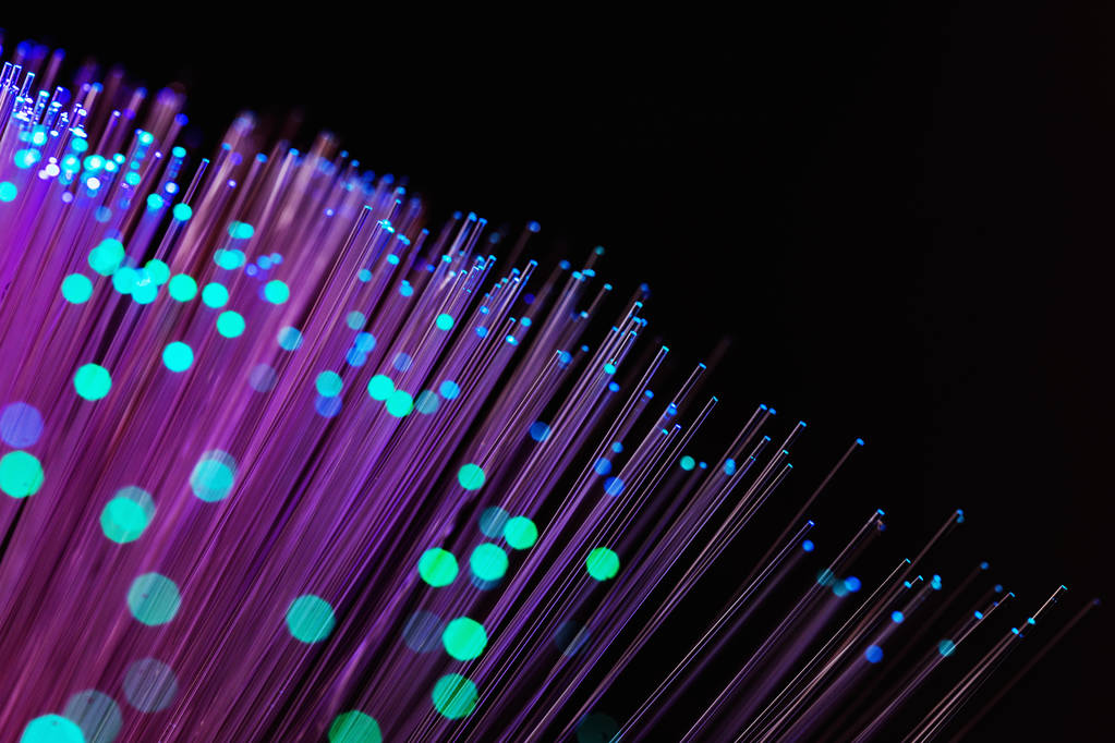 1、2023年3月17日公司互动：公司在刚刚结束的2023年美国光纤通讯博览会（OFC）上展示了铌酸锂调制器、激光雷达光源模块、光网络无源器件及微连接等多款产品