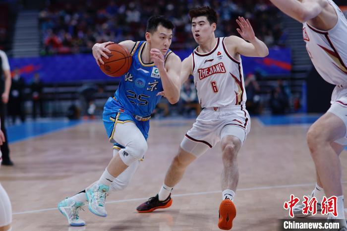 CBA季后赛前瞻：浙江对新疆，矛与盾的博弈将决