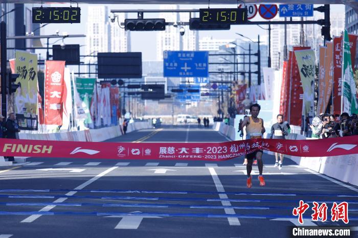 冬季首办杭州马拉松在黄龙体育中心鸣枪开跑 近