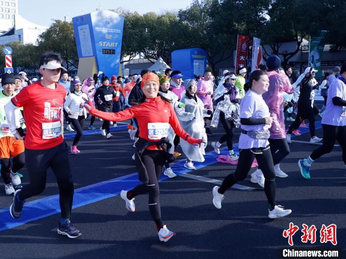 冬季首办杭州马拉松在黄龙体育中心鸣枪开跑 近