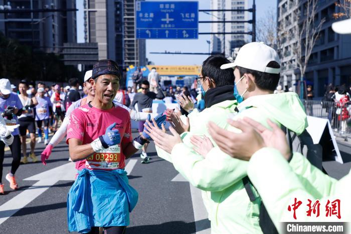 冬季首办杭州马拉松在黄龙体育中心鸣枪开跑 近