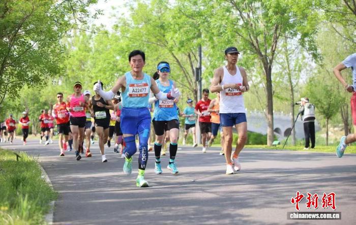 科尔沁跑者用脚步丈量幸福，健康生活从村跑开