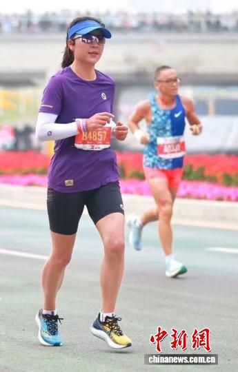 科尔沁跑者用脚步丈量幸福，健康生活从村跑开