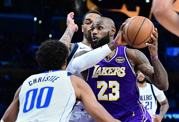 库里复出火箭迎战勇士全美直播引爆篮球圈