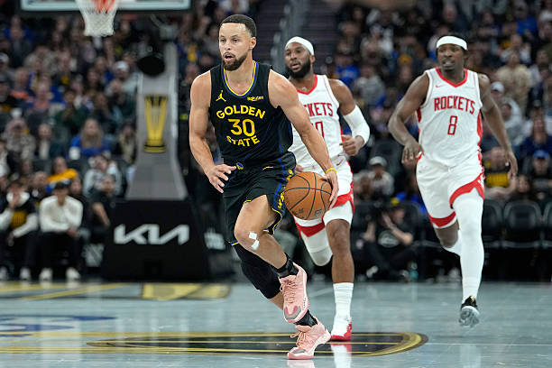 库里复出火箭迎战勇士全美直播引爆篮球圈