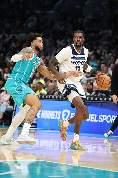 库里复出火箭迎战勇士全美直播引爆篮球圈