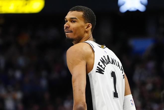 文班亚马头部着地脑震荡缺席至少一周 马刺季后