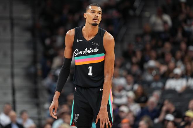 文班亚马头部着地脑震荡缺席至少一周 马刺季后