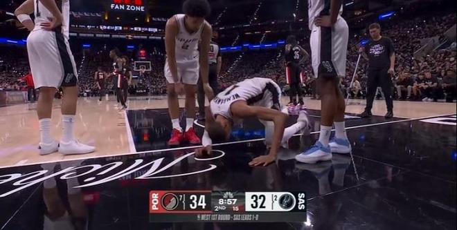 文班亚马头部着地脑震荡缺席至少一周 马刺季后