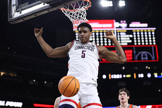 里德两度挺身而出助康大逆转胜伊利诺伊